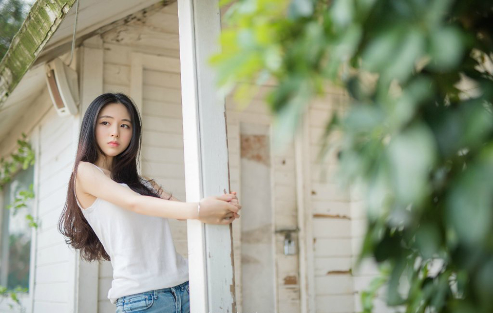 当周瑜阵亡的消息传到建业的时候，孙权有些失神的坐在自己的椅子上，看着眼前的文案，一种复杂难明的心情涌上来，有轻松，也有难过还有一丝淡淡的喜悦。